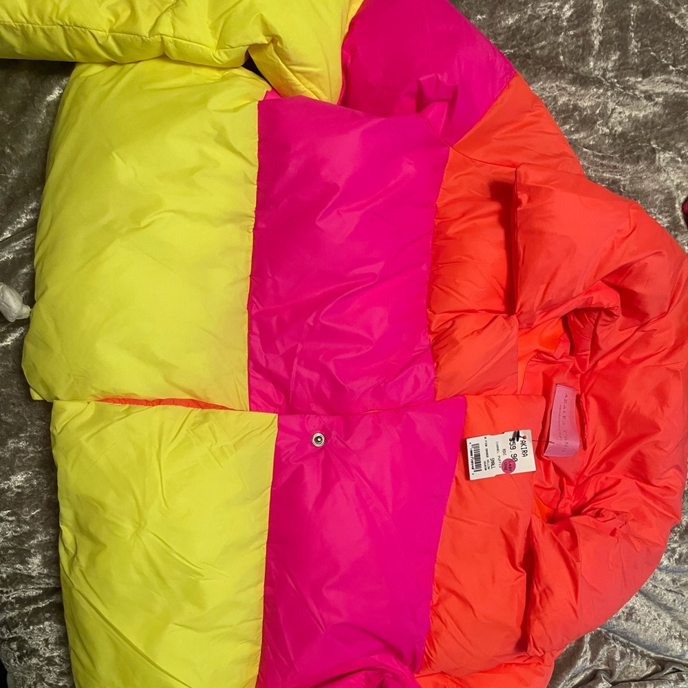 Neon orange, neon yellow, neon pink. Puffer !